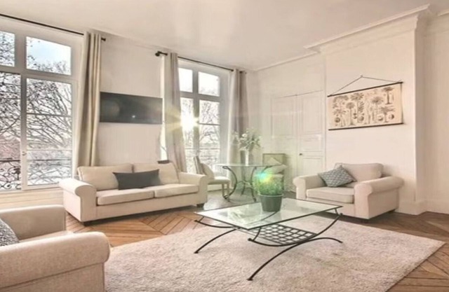 A STUNNING RETREAT ON QUAI DE LOUVRE-BREATH TAKING VIEWS OF SEINE