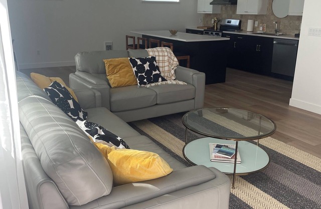 A Sweet Suite minute to golfing, beaches, airport and more in the Comox Valley.