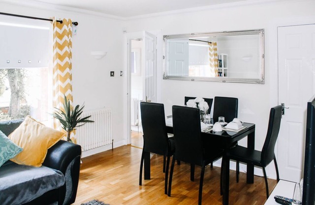Un apartamento de tres habitaciones, con 2 baños. Apto para un grupo de 5