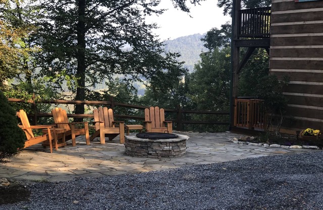 Un apartamento de cuatro camas, a las afueras de Boone, con vistas al río New.