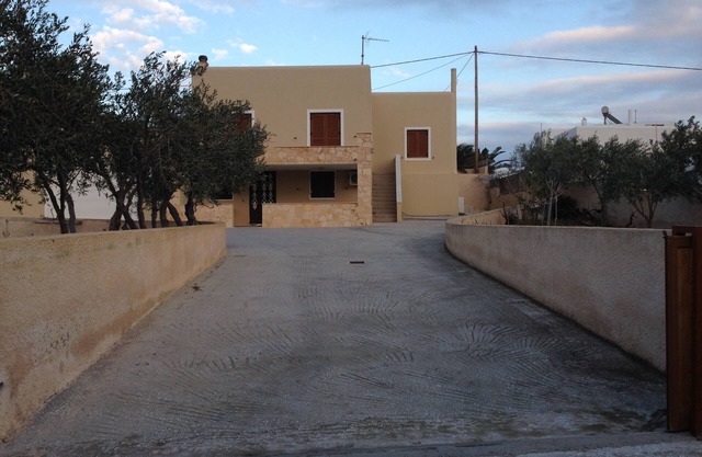 una casa familiar tradicional en la isla de Syros cerca de tres playas mágicas