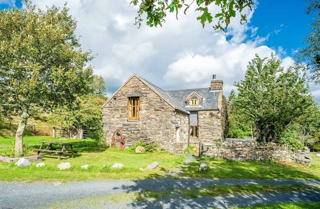 A traditional Stable Conversion With Views Of Eryri (Snowdonia) From The Hot Tub | Stablgoch