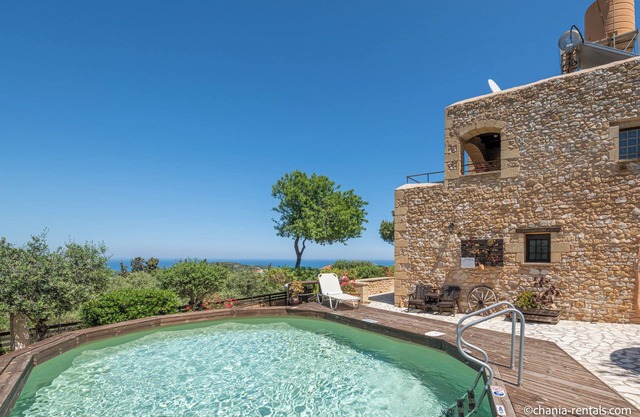 Una villa tradicional con maravillosas vistas al mar y a la montaña.