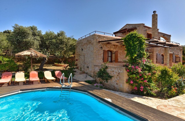 Una villa tradicional con vista panorámica del mar de Creta.