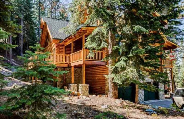 Un verdadero registro de Tahoe rodeado de bosque
