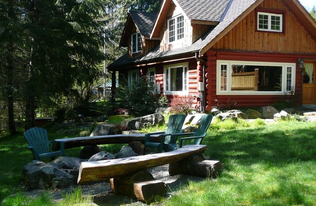 A two Bedroom cabinon the banks of Copper Creek sleeps up to 6 in 1 king, 1 queen bedroom and loft with 2 twins. Children welcome. Private hot tub and firepit on Copper Creek. Fall asleep to the sounds of the creek. A short walk to Copper Creek Resta