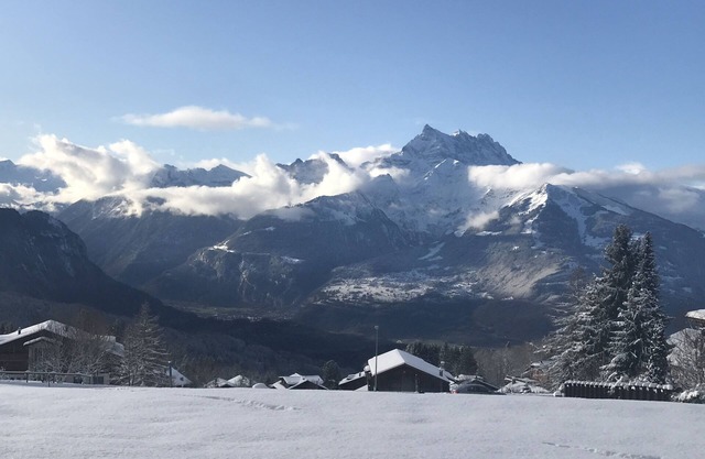 Un chalet de lujo típico en los Alpes suizos.
