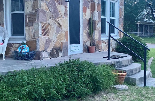 A unique Charming 2-bedroom cottage in Glen Rose. A minimum 2 nights.