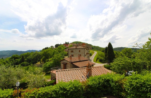 Pueblo antiguo no muy lejos de la ciudad de Arezzo, posición panorámica, piscina infinita, 20 lugares que