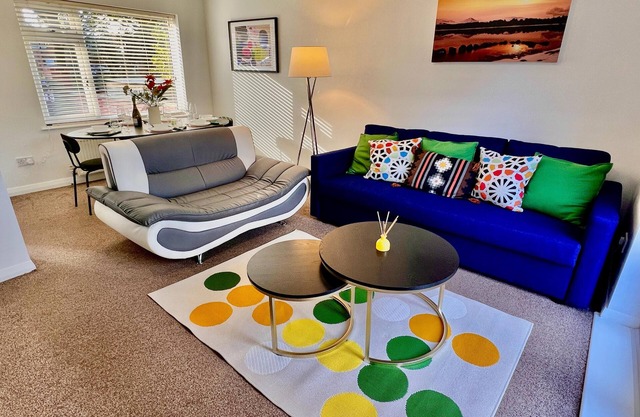 A vibrant 3-bedroom house with ample parking in Derby