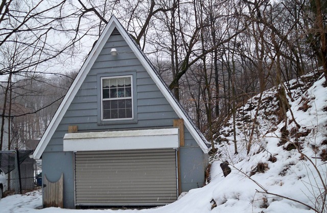 Un santuario victoriano encaramado en una colina sobre el camino del río Illinois