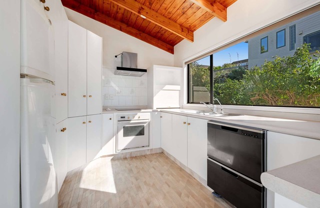 A View from the Heights -3 bedroom house in Orewa, walking distance to beach