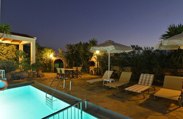 Una villa con piscina privada y una vista panorámica impresionante de la bahía de Souda