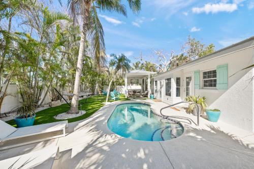 A Wave From It All - New Luxury Renovated Home Heated Pool Cabana Hammock Walk to Beach