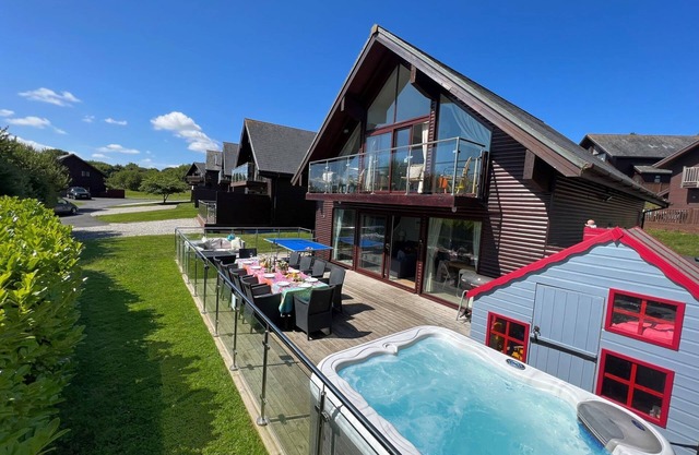 A wonderful family-friendly lodge with hot tub, set within Retallack Resort and Spa near Newquay in