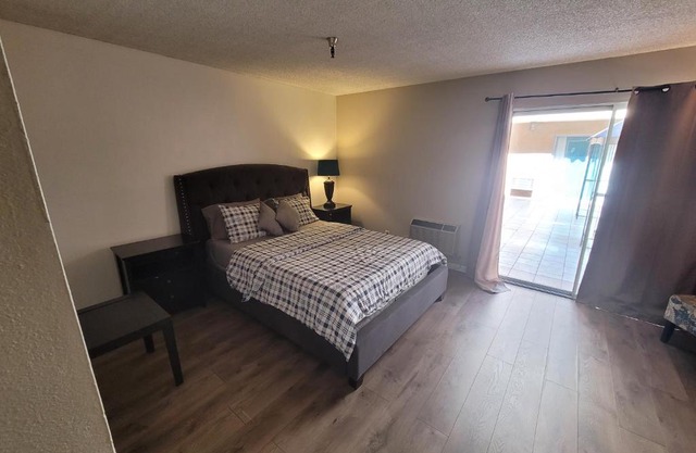 (A17) Lovely Queen Bed Hotel Style
