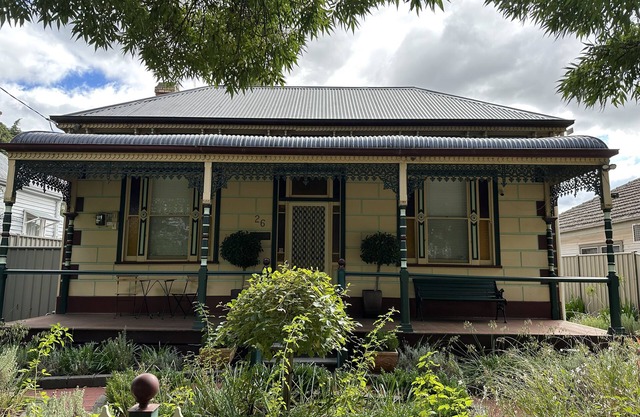 *** YAPERA en LUCAN ** 1890's cottage Central Bendigo