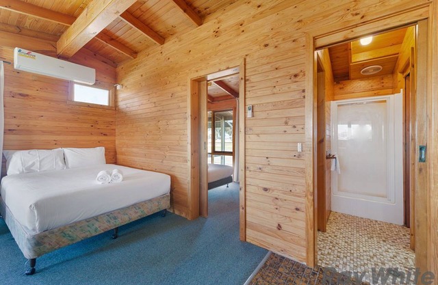 Aaroona Resort private cabins close to the shores of Lake Mulwala