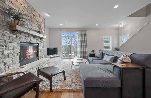 Abandon View Escape in Fontana |New Townhome|Balconies |Stone Gas Fireplace |Walk to Beach