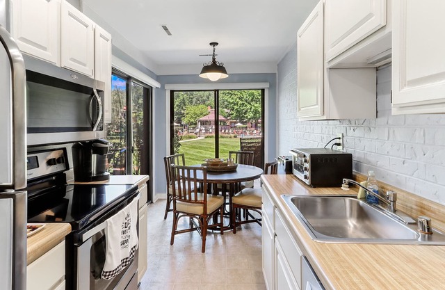 Abbey Villa Corner 1st Floor Condo-BBQ,Walk to Pool, Marina , Beach