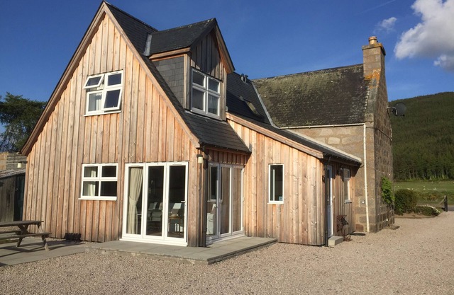 Aberdeen Cottage, Ballater Stunning views inc over the River Dee. 1/4 acre gdn.