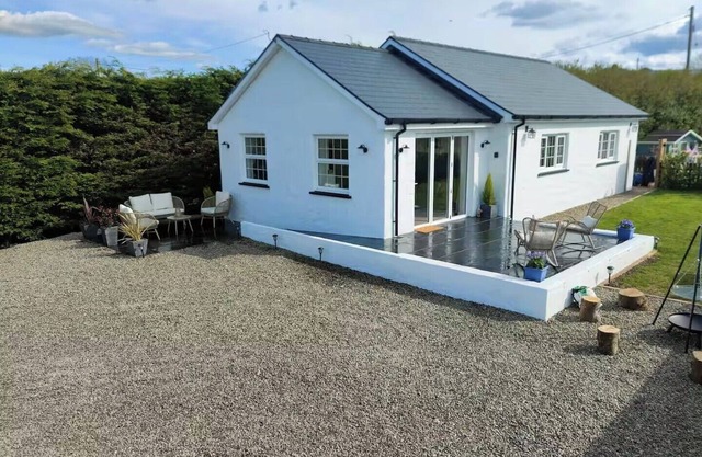 2-Bed Coastal Cottage - Sleeps 4 - Pet Friendly