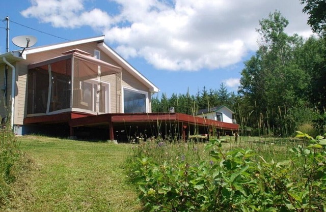 Casa de campo moderna, que admite mascotas, frente al lago, / AbitibiTemiscamingue ON, QC