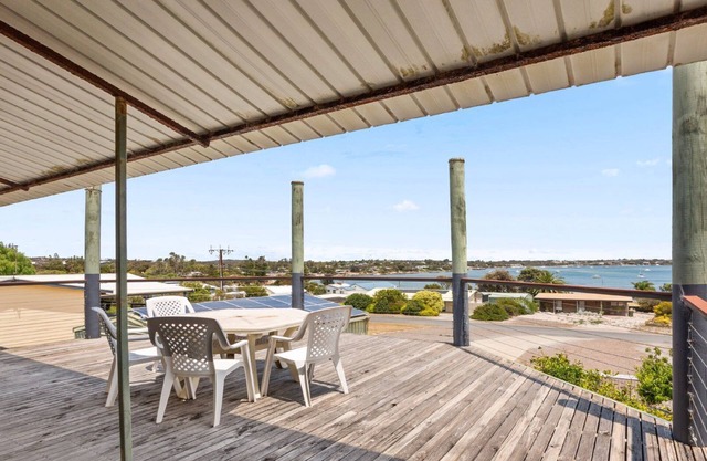 Windward es una joya de Pine Crescent con las mejores vistas de la bahía