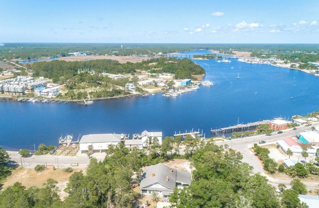 Above & Beyond- 2BR/2BA historic home in downtown Carrabelle