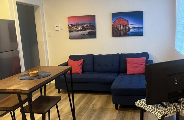 Above ground apartment ,just a 10 minute drive to historic downtown St.Johns🌊🍻
