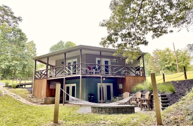 Above J’town Marina, LCKY. boat parking. 3 full baths. pool table. pet friendly.