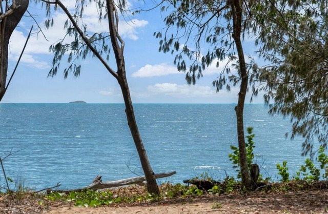 Absolute beach front pool 5 bedrooms 2 living area outdoor entertainment area