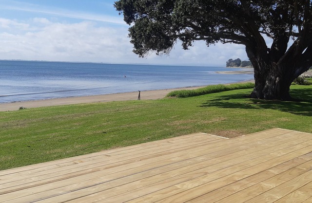 Absolute Beach Front,3 brm bach sleeps 6 .Plus 5 person sleepout also available