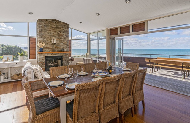 ABSOLUTE BEACHFRONT PARADISE - WHIRITOA BEACH HOLIDAY HOME in Whiritoa Beach