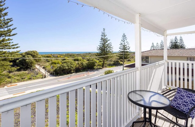Absolute Beachfront! 2 Storey Beach House! 4 Bedrooms, 2 Kitchens. Pet friendly!