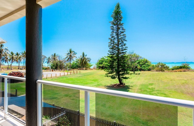Absolute beachfront - and your own private swimming pool!?