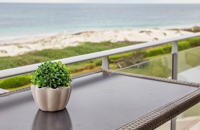 Absolute beachfront villa, Ledge Point