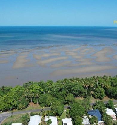 Absolute Beachfront Family home - Cooya