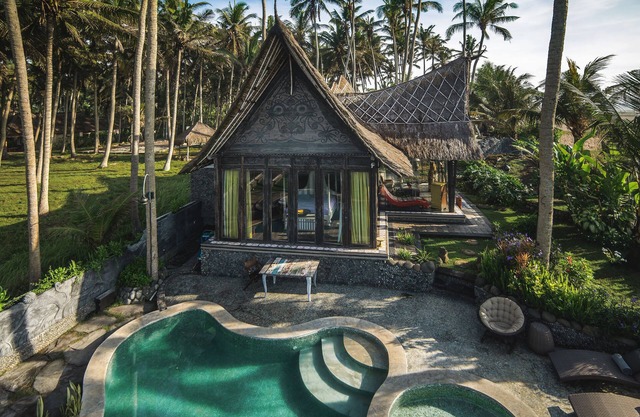 Absolute Beachfront Romantic Villa Laut