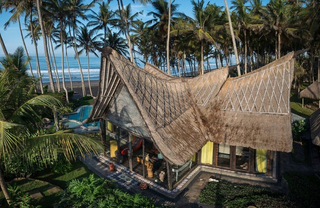 Absolute Beachfront Villa Laut