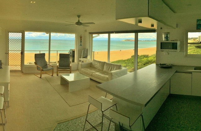 ABSOLUTO FRENTE A LA PLAYA con la playa en la puerta de su casa. No puede acercarse