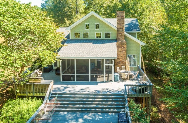 Absolute Dream, Prime Location: Pool Table & Sauna