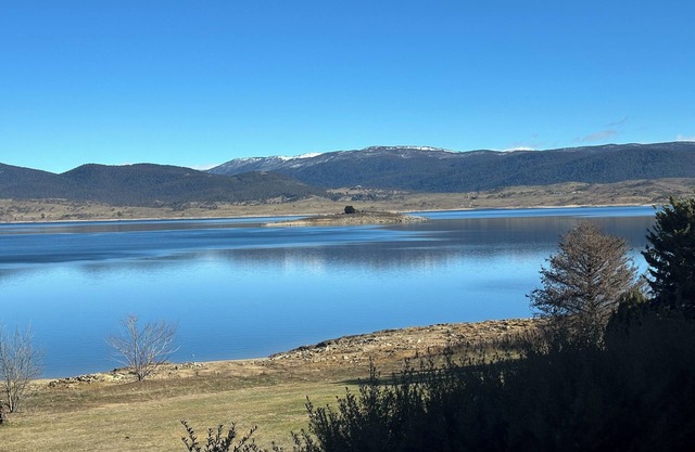 Absolute Lakefront Apartment with beautiful views of the snowy mountains