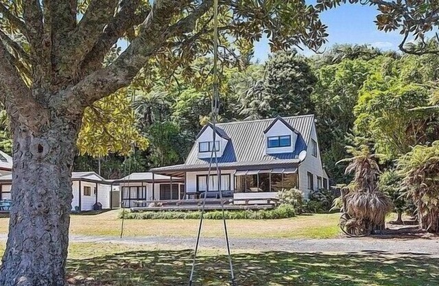 Absolute Lakefront Favorite - Lake Rotoiti Holiday Home