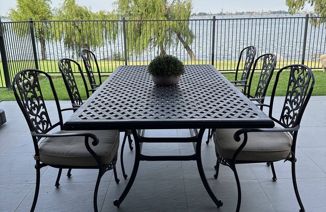 Absolute waterfront modern 4 bedroom property in Woodlands area of Yarrawonga