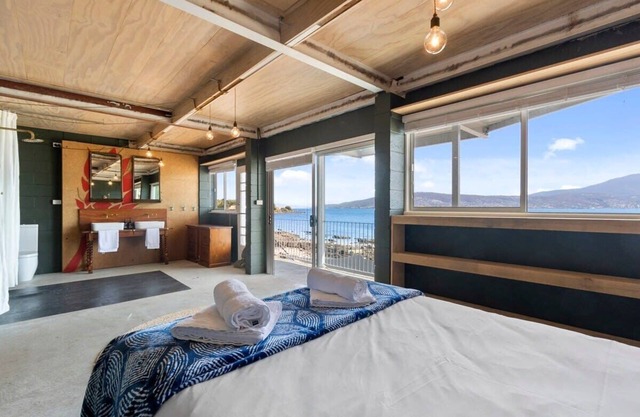 Absolute Waterfront Only 15 minutes From Hobart