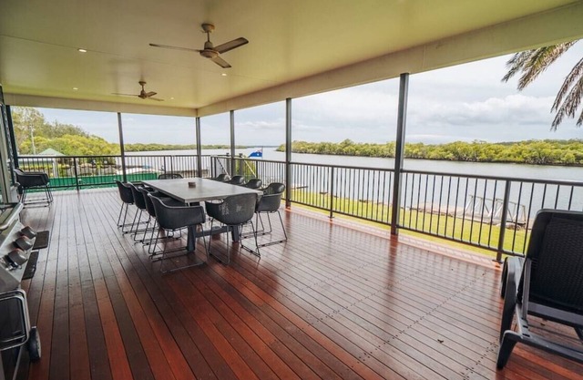 Absolute Waterfront Pumicestone Passage-Pontoon!