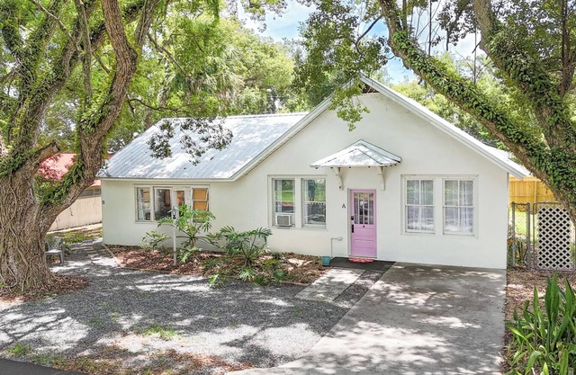 Absolutely stunning 2-bedroom cottage in Fruitland Park.