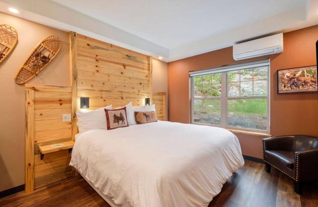 AC, K Bed, Fireplace, Shared Hot Tub - Lodge 102