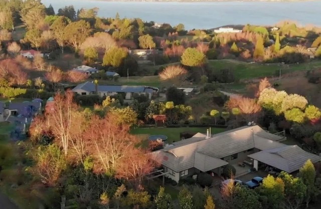 Acacia Bay Lodge: Lakeview & Private Garden View Manor in Taupo